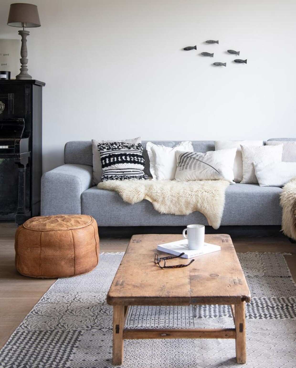 Piano uit een kroeg in Amsterdam,lamp Light &amp; Living, bank Pronto,salontafel Het Kabinet, kussens vanByNord, La Cerise sur le Gâteau,Loods 5, Saartje Prum. VloerkleedLoods 5, schapenvachten markt.Poef kringloop, mok Zusss, vissenvan een winkel die niet meer bestaat. vtwonen 13-2020 | Productie Insidehomepage | Styling Marlies Does | Fotografie Louis Lemaire | Tekst Cathelijne van Wingerden \n\nLandelijke woonkamer | Binnenkijken | vtwonen 13-2020