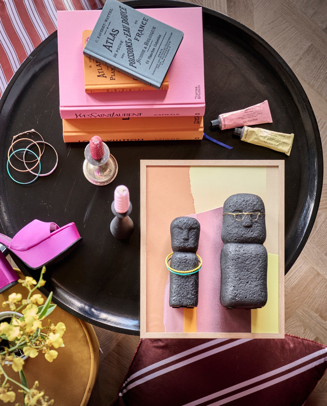 Items uit vtwonen collectie. Bijzettafel High Heels set van 2 € 249,- (pag 48). Houten fotolijst vanaf € 9,95 (pag. 61). Sculptuur hoofd medium € 34,95 (pag. 58). Sculptuur hoofd klein € 29,95 (pag. 58). Kandelaars vanaf € 14,95 (pag. 62). Kussen Diagonal € 39,95 (pag.84). Kussen Pyjamas € 39,95 (pag. 84). Vloer pvc Noble in kleur Sun Kissed per m2 € 48,95 (pag. 108). M.m.v. zarahome.com (boeken), zara.com (roze hakschoenen), hm.com (tubes creme), sissyboy.com (kaarsen), femm.amsterdam (kunst). vtwonen catalogus 10 | styling Kim van Rossenberg | Fotografie Sjoerd Eickmans