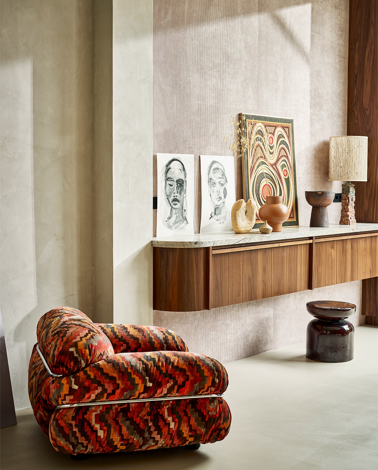 Fauteuil van Gianfranco Frattini voor Cassina € 3000,- (sitonvintage.com). Portretten door @anita_jollespaintings, prijzen op aanvraag (byjanekate.com). Vintage schilderij van geborduurde stof, 69×89 cm € 400,-, keramieken lamp met kap van Bernard Rooke, € 700,- (vintagehoarder.com). Oranjerode vaas € 69,- (couleurlocale.eu). Travertin beeld Natuurlijke Balans van Mirjam de Nijs, 27x20x8 cm, prijs op aanvraag (beeldenvansteen.nl). Rechterdeel van de muur bekleed met ribfluwelen wandbekleding Tinneroy Lush, 135 cm breed, per meter € 199,- (arte-international.com). Overig privébezit. vtwonen 09-2021 | styling Cleo Scheulderman | fotografie Jeroen van der Spek | assistentie Krystel Jane Robinson