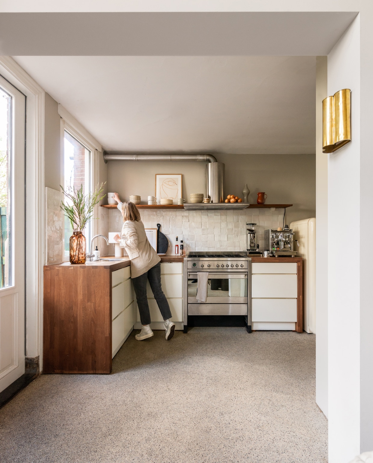 Keukentegels Mosaic Factory, wandlampen vintage, kunst op plank van Loulou Avenue, koffiezetapparaat ECM, keramieken servies Ghesq, bruine vaas Loods 5. Overig onbekend. vtwonen 11-2022 | productie Living Inside | fotografie Peter Dekens