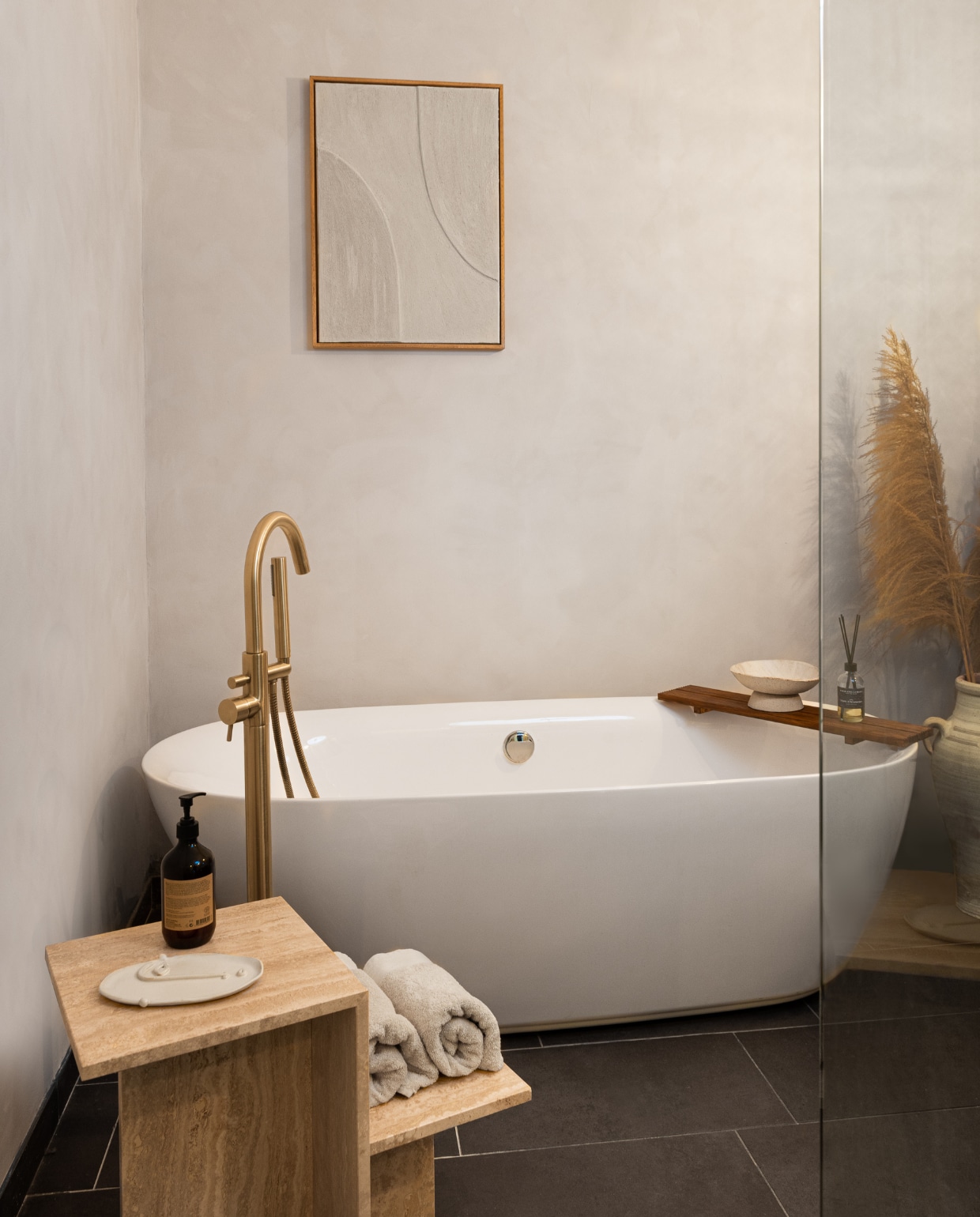 Tegels en bad van Sanitairwinkel, bijzettafel Ferm Living. Overig onbekend. NEE | vtwonen 11-2022 | Productie Living Inside | Fotografie Peter Dekens | Tekst Marzia Nicolini | Tekstbewerking Anne-Flore Muller