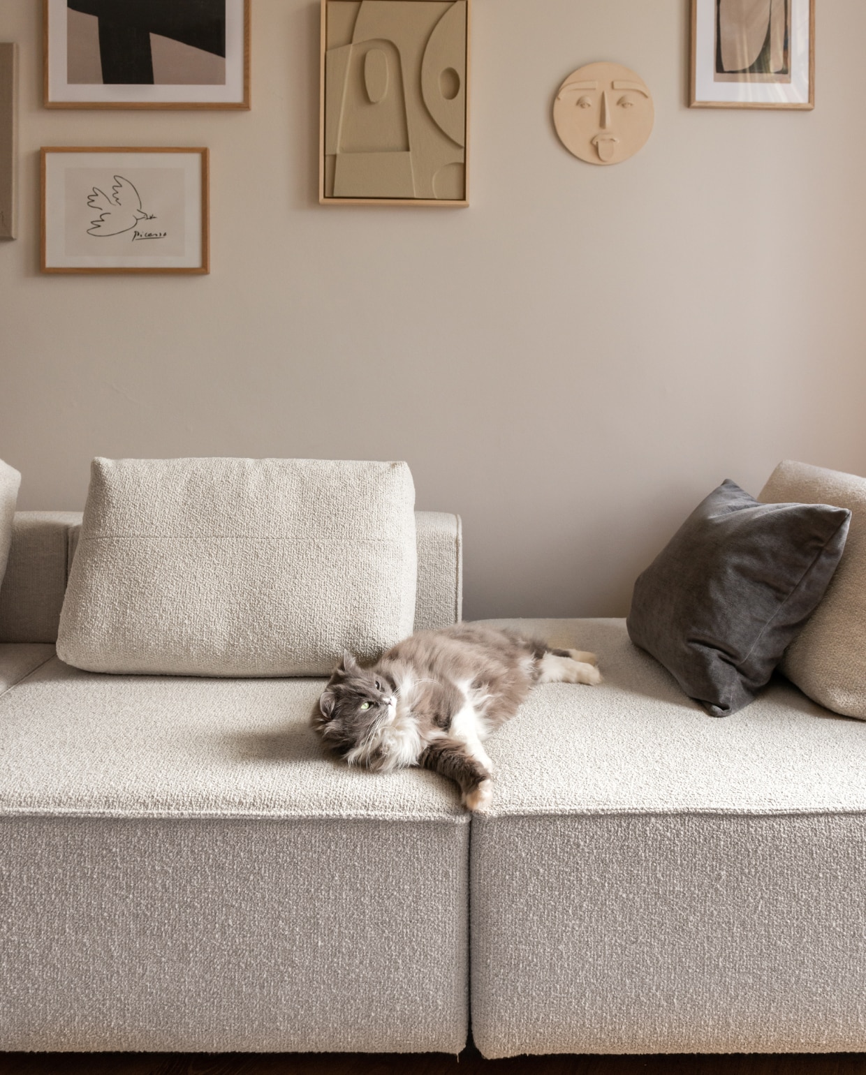 Bank Flow Rotterdam, kussens H&M home, posters Desenio, kunstwerk door Edith Beurskens voor The Poster Club, sculptuur Huis vol Stijl. Overig onbekend. vtwonen 11-2022 | productie Living Inside | fotografie Peter Dekens