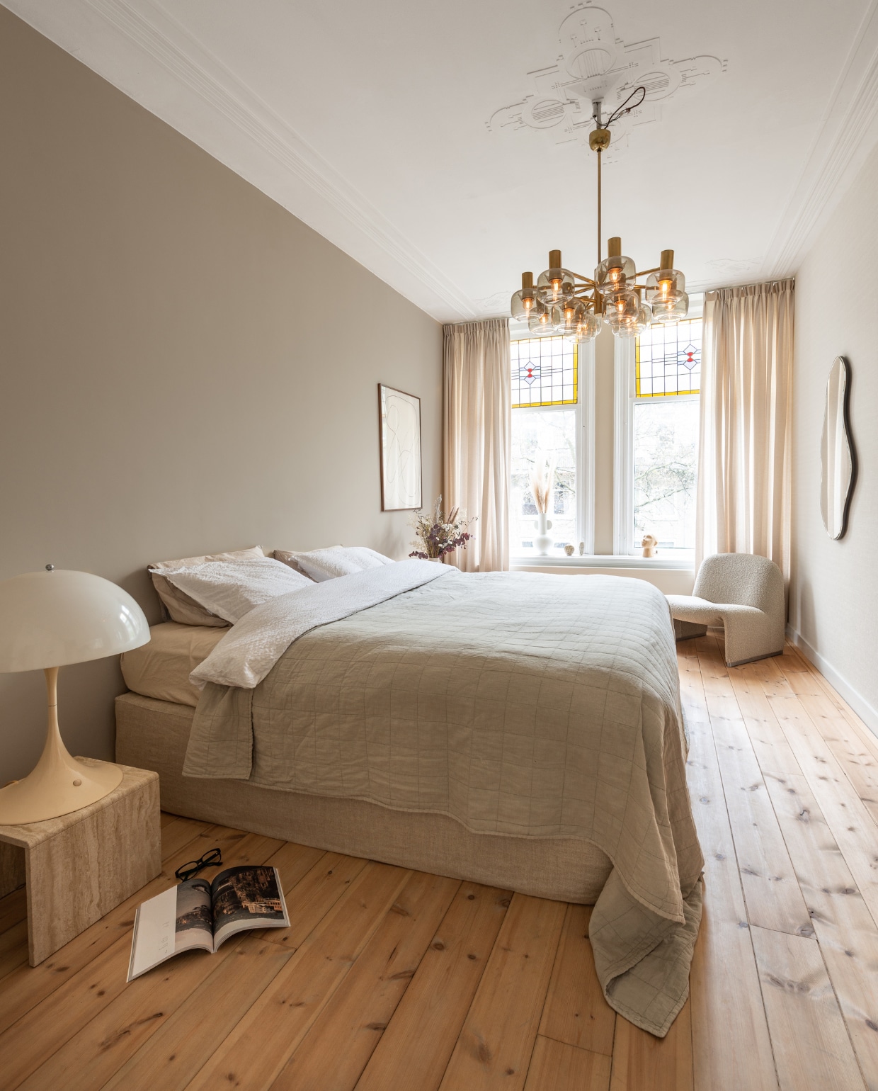 Bed Coco-mat, beddengoed Cotton Suite, plaid van H&amp;M home, spiegel van Ferm Living, nachtkast vintage, nachtlamp Panthella van Louis Poulsen. Overig onbekend. vtwonen 11-2022 | productie Living Inside | fotografie Peter Dekens