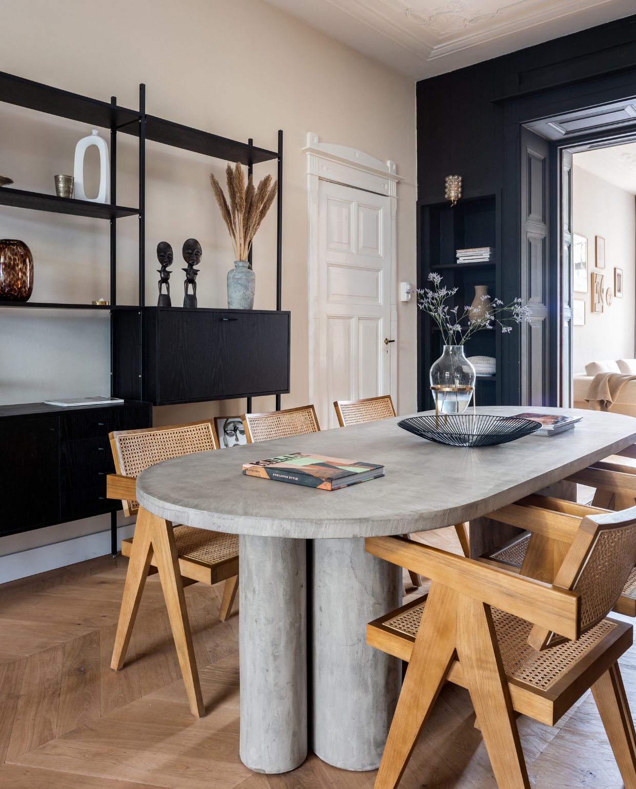 Eettafel op maat gemaakt, eetkamerstoelen Aime Té Studio, schaal op tafel van Serax, boek Kelly Wearstler, wandkast Furnified, wandsculptuur Huis vol Stijl. Overig onbekend. vtwonen 11-2022 | productie Living Inside | fotografie Peter Dekens