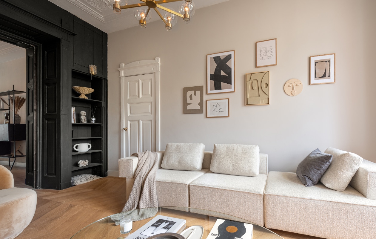 Bank Flow Rotterdam, posters van Desenio, kunstwerk door Edith Beurskens voor The Poster Club, muursculptuur Huis vol Stijl, salontafel en plafondlamp vintage van Hans Agne Jakobsson, wandlampen vintage van Helena Tynell, plaid Made, accessoires in kast van Maison Jolie, vintage en souvenirs. Overig onbekend. vtwonen 11-2022 | productie Living Inside | fotografie Peter Dekens