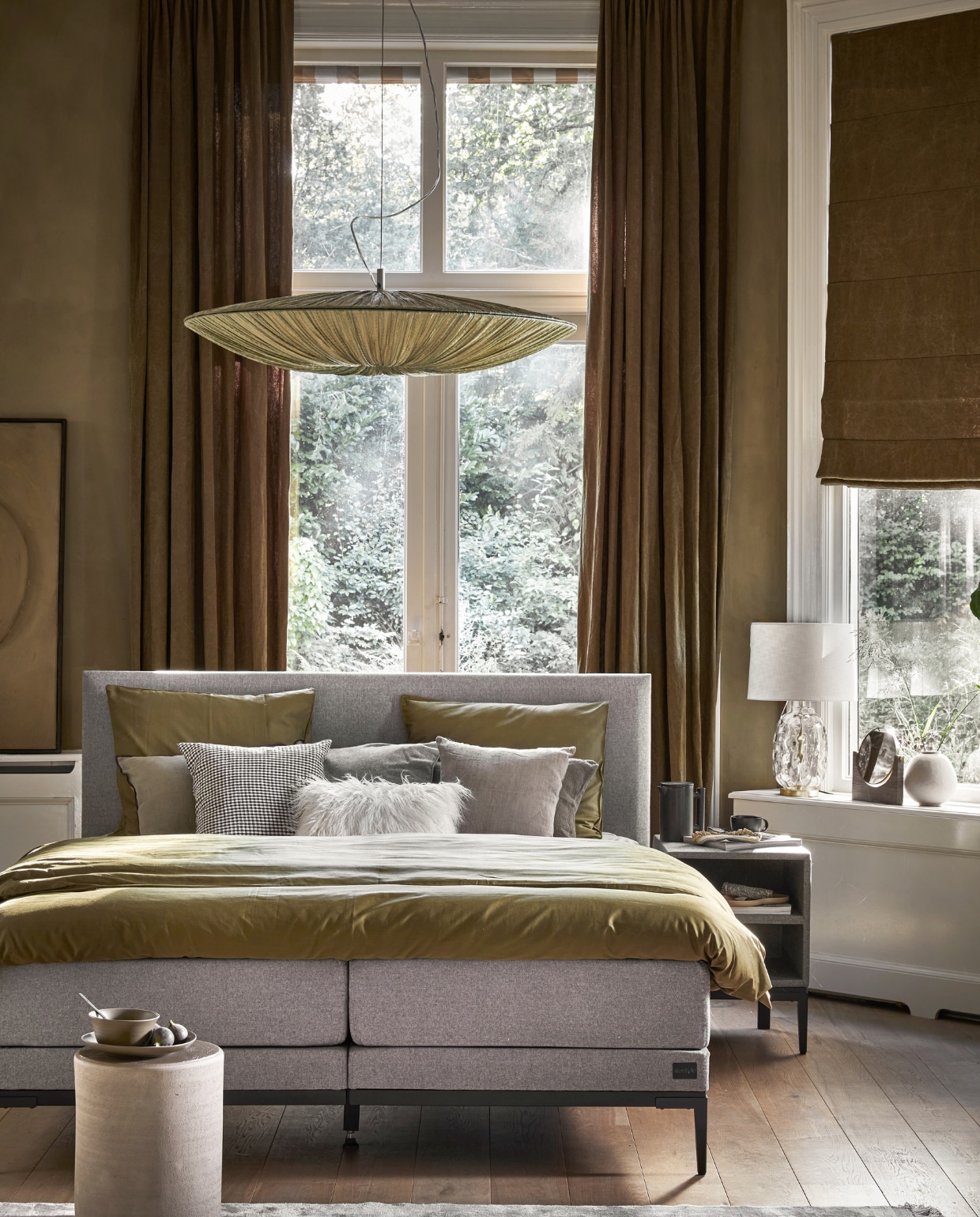 Boxspring Lifestyle by vtwonen Cinnamon Small in stof Major Thyme vanaf € 1990,- (140×200 cm) met zwart frame en poot Track. vtwonen 12-2022 | productie Tanja Saarberg | styling Danielle Verheul | fotografie Peggy Janssen