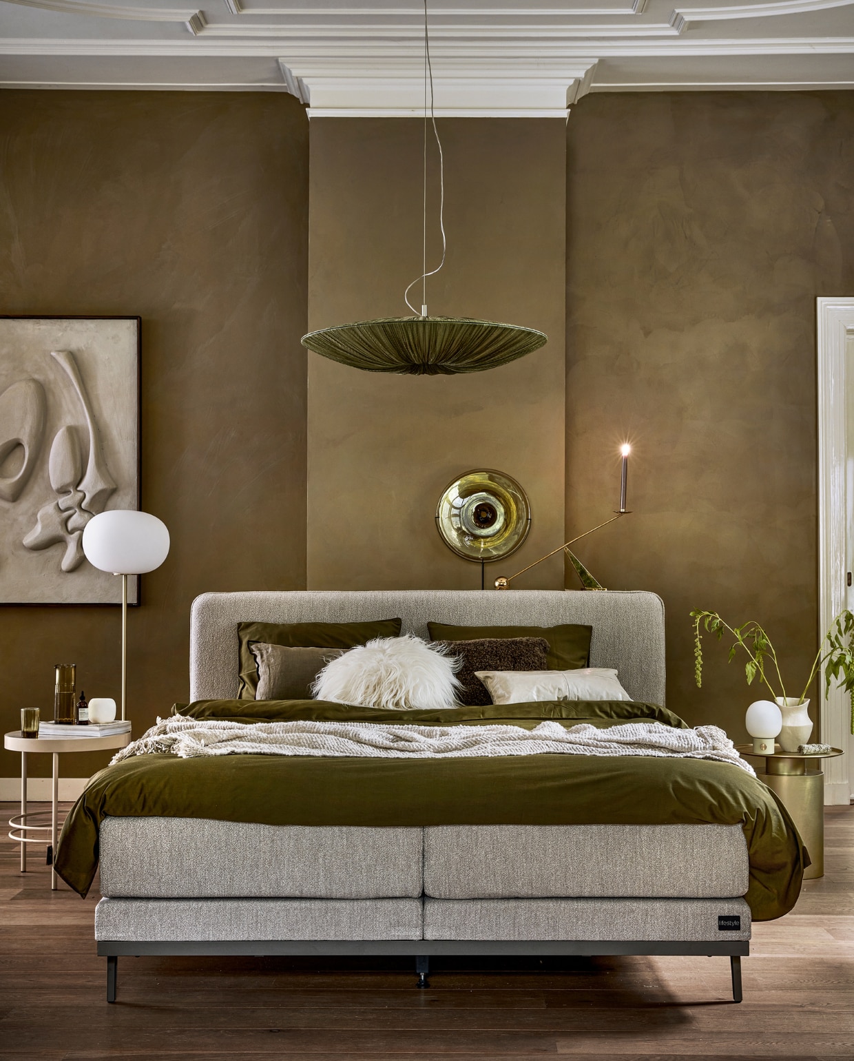 Boxspring Lifestyle by vtwonen Pepper in stof Arcade Natural vanaf € 1990,- (140×200 cm) met antraciet frame en poot Angle. vtwonen 12-2022 | productie Tanja Saarberg | styling Danielle Verheul | fotografie Peggy Janssen