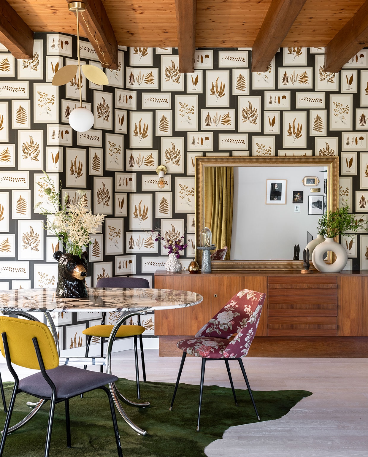 Behang Sanderson, vloerkleed Pols Potten, stoel bloemenstof Héritage Studio, andere stoelen vintage met stof van Pierre Frey, eettafel Mwell Studio en Héritage Studio, kaarsen HKliving, hanglamp Atelier Areti, wandlamp Zangra, tafellamp Coming B, beervaas souvenir uit Finland, vazen op dressoir H&amp;M Home. Overig vintage. NEE | vtwonen binnenkijken special 2021 | productie A&amp;J | fotografie Julien Fernandez