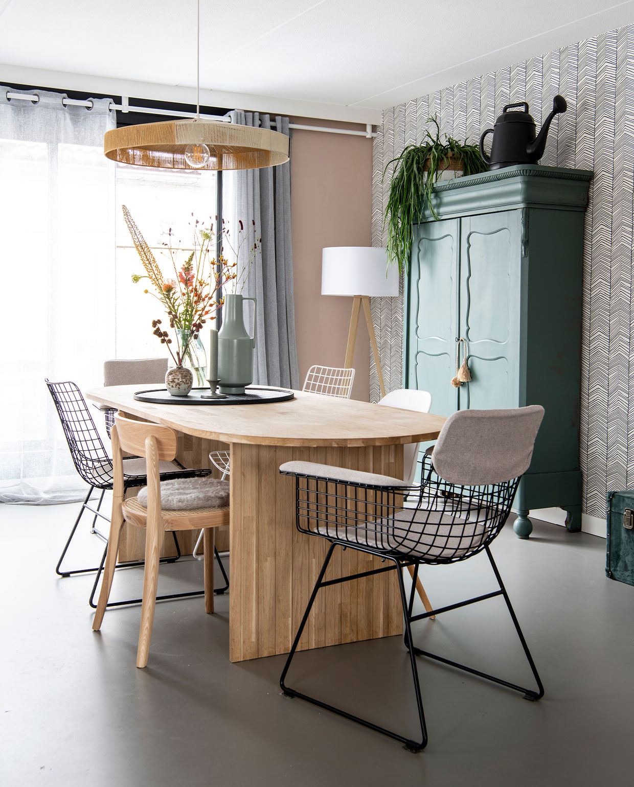 Gordijnen Karwei, muurkleur Zeester van Flexa, staande lamp Zuiver, meisjeskast van schoonmoeder in Histor-kleur Frivool, behang Herringbone van Ferm Living. Gieter Karwei en plantenpot op kast Dassie. Hanglamp, grote vaas en stoelen HKliving, tafel Woood, kleine vaas Sissy-Boy,kaarsenstandaard Branded, kaars Rustik. Gietvloer Evolve. vtwonen 3-2022 | productie Insidehomepage | styling Esther Loonstijn | fotografie Louis Lemaire | tekst Inge Van Lieshout | tekstbewerking Mirjam Rosema-Verhulst