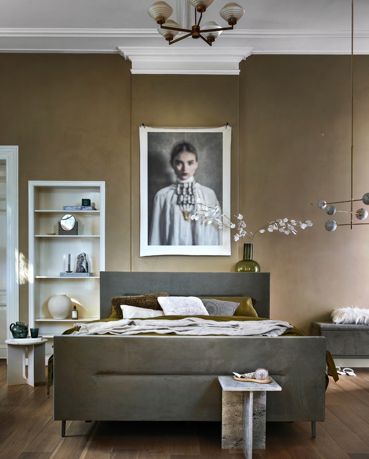 Boxspring Lifestyle by vtwonen Pepper in stof Arcade Natural vanaf € 1990,- (140×200 cm) met antraciet frame en poot Angle. vtwonen 12-2022 | productie Tanja Saarberg | styling Danielle Verheul | fotografie Peggy Janssen