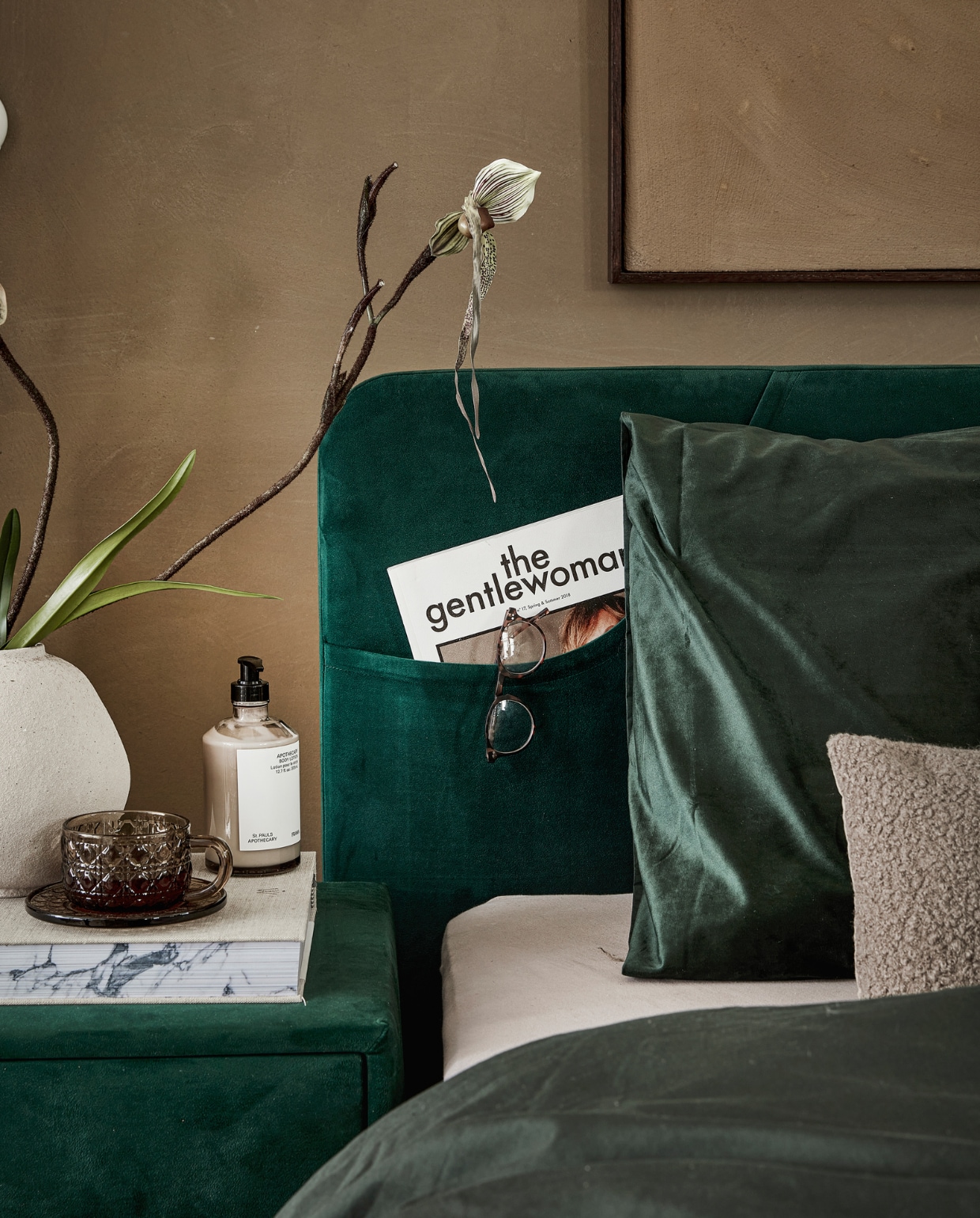 Boxspring Lifestyle by vtwonen Basil in stof Glory Bottle Green vanaf € 1990,- (140×200 cm). Nachtkastjes Cardemom met twee lades in stof Glory Bottle Green met zwart frame en poot Track, 45x45x62 cm (lxbxh) per stuk vanaf € 199,-. vtwonen 12-2022 | productie Tanja Saarberg | styling Danielle Verheul | fotografie Peggy Janssen