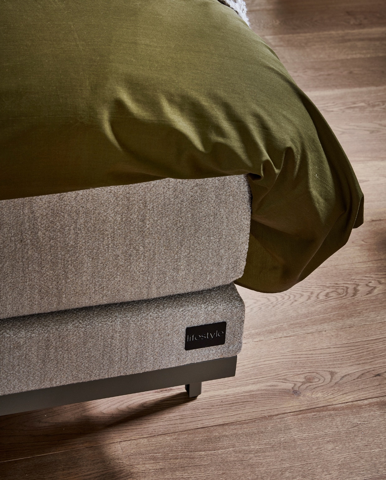 Boxspring Lifestyle by vtwonen Pepper in stof Arcade Natural vanaf € 1990,- (140×200 cm) met antraciet frame en poot Angle. vtwonen 12-2022 | productie Tanja Saarberg | styling Danielle Verheul | fotografie Peggy Janssen