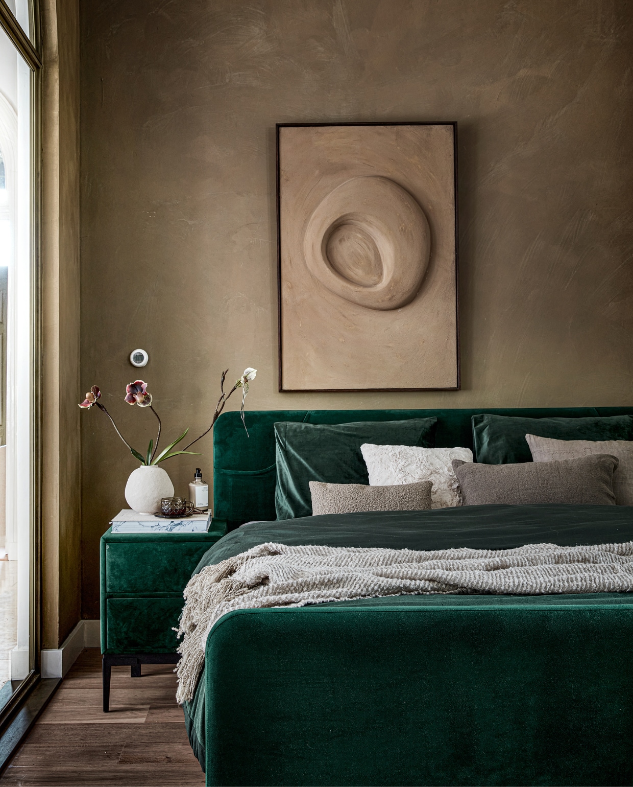 Boxspring Lifestyle by vtwonen Basil in stof Glory Bottle Green vanaf € 1990,- (140×200 cm). Nachtkastjes Cardemom met twee lades in stof Glory Bottle Green met zwart frame en poot Track, 45x45x62 cm (lxbxh) per stuk vanaf € 199,-. vtwonen 12-2022 | productie Tanja Saarberg | styling Danielle Verheul | fotografie Peggy Janssen