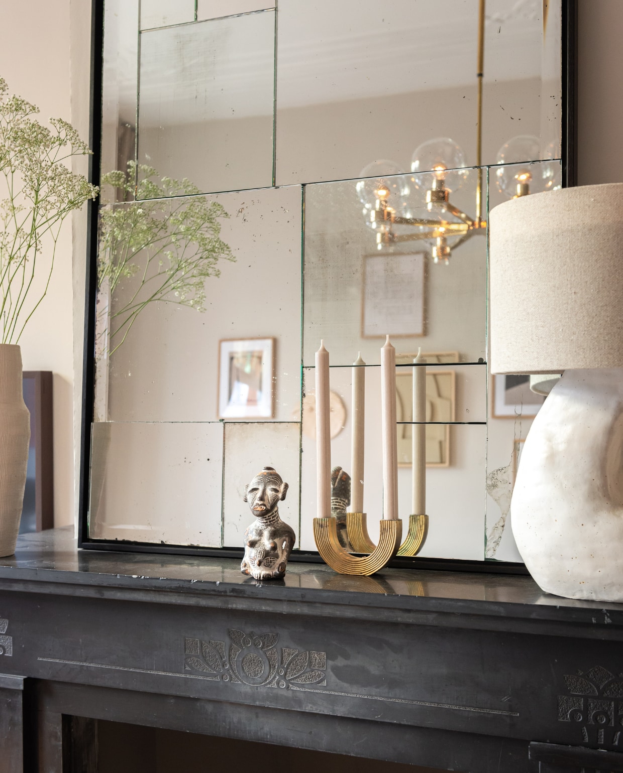 Kunst Desenio, kandelaar Ferm Living. Overige accessoires vintage en onbekend. vtwonen 11-2022 | productie Living Inside | fotografie Peter Dekens