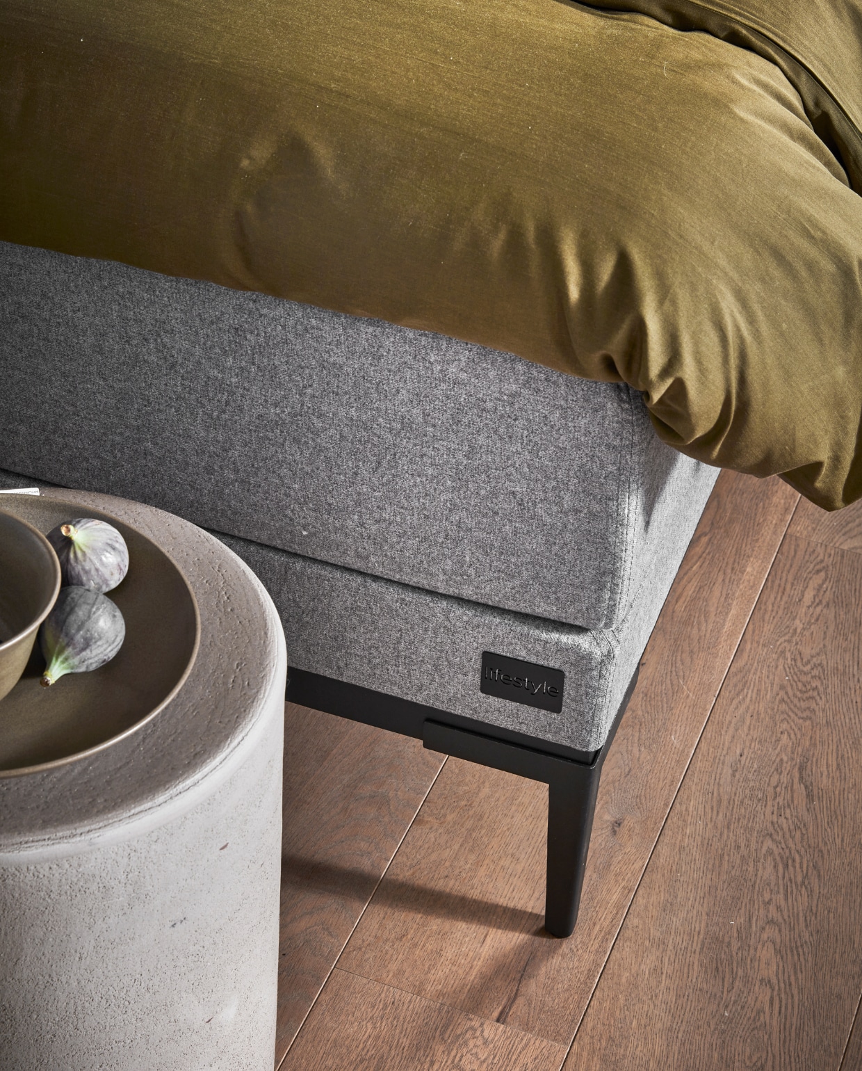 Boxspring Lifestyle by vtwonen Cinnamon Small in stof Mirage Taupe vanaf € 1990,- (140×200 cm) met zwart frame en poot Track. vtwonen 12-2022 | productie Tanja Saarberg | styling Danielle Verheul | fotografie Peggy Janssen