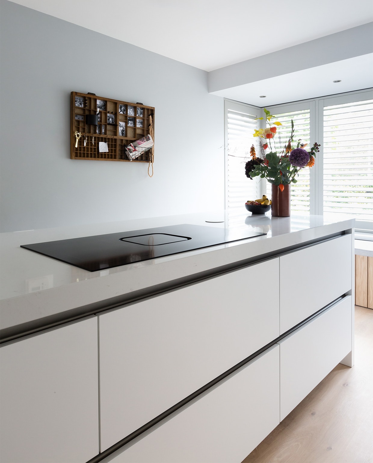 Muurverf Silver Shadow, Wild Dove (flexa.nl). Inductiekookplaat € 3999 (atag.nl). Shutters 0451 Grey White, prijs op aanvraag (jasno.nl). Overig privébezit. JA | vtwonen weer verliefd op je huis | seizoen 11, aflevering 7 | styling Eva van de Ven | fotografie Barbara Kieboom