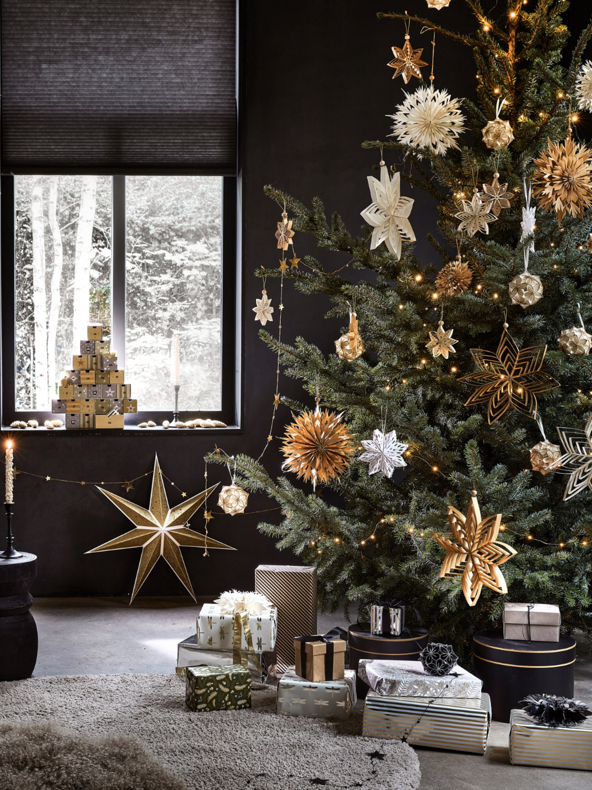 glinsterende kerst met gouden kerstboomdecoratie