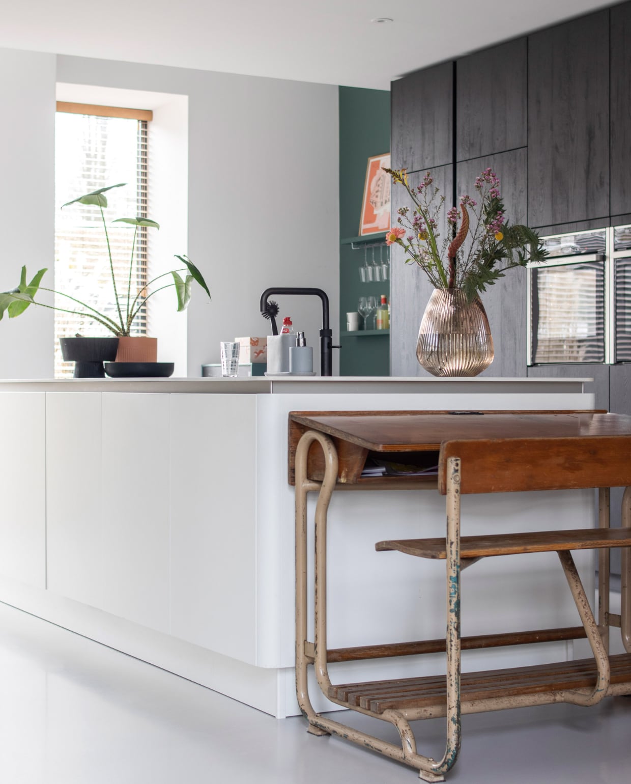 Muurverf Frivool van Histor, keuken Nijhuis Keukens, schoolbank Marktplaats, vaas Loods 5, schalen Kwantum, wandplanken Ikea, glazenhouders XXLhoreca, poster Postery, raambekleding Veneta. Overig onbekend. vtwonen 11-2022 | productie CocoFeatures | fotografie Anne de Haan