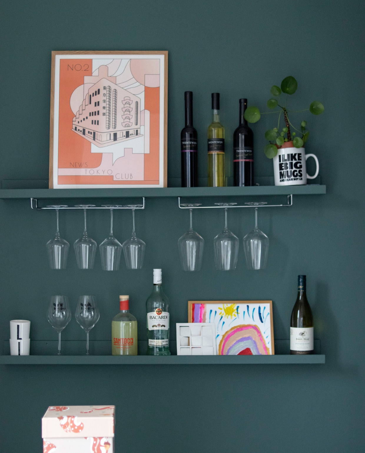 Muurverf Frivool van Histor, wandplanken en opbergdoos Ikea, glazenhouders XXLhoreca, poster Postery, beker tekst Urban Outfitters. Overig onbekend. vtwonen 11-2022 | productie CocoFeatures | fotografie Anne de Haan