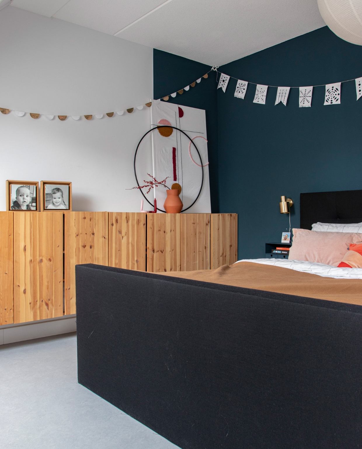 Muurverf Haags blauw van Gamma, bed Van Gils, dekbedovertrek en plaid H&amp;M home, wandkasten Ivar en miniladelast Moppe als nachtkast van Ikea, wandlamp Westwing, kunstwerk en slinger zelfgemaakt. Overig onbekend. vtwonen 11-2022 | productie CocoFeatures | fotografie Anne de Haan