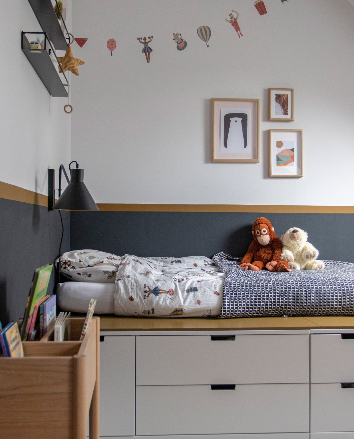 Muurverf Off black van Karwei en Autumn gold van Flexa, bed zelfgemaakt, dekbedovertrek en slinger H&amp;M home, plantenbak als boekenbak Jysk, lamp Karwei, knuffel aap Ikea, andere knuffel gekregen. Overig onbekend. vtwonen 11-2022 | productie CocoFeatures | fotografie Anne de Haan