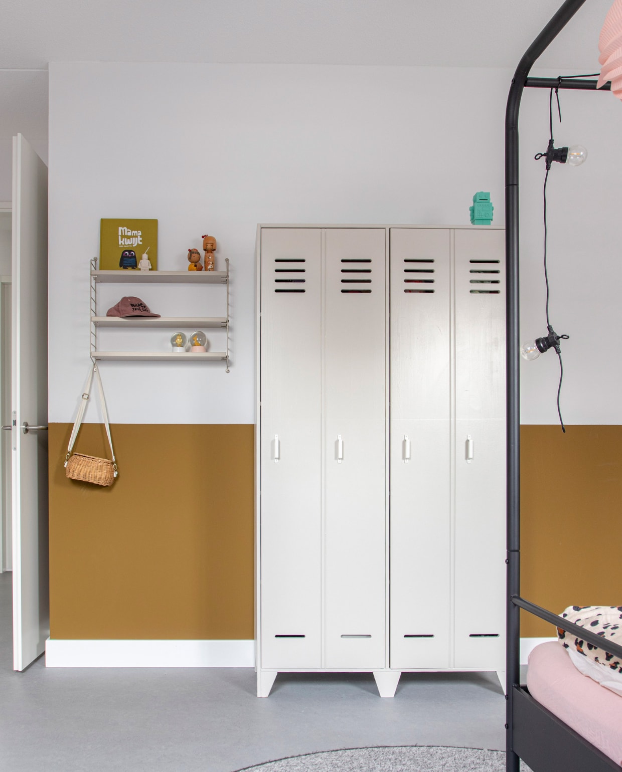 Muurverf Autumn gold van Flexa, kast Karwei, hemelbed Woood, wandkastje String furniture, lampjesslinger Hema, houten popjes Kokeshi van Fakapapa. Overig onbekend. vtwonen 11-2022 | productie CocoFeatures | fotografie Anne de Haan