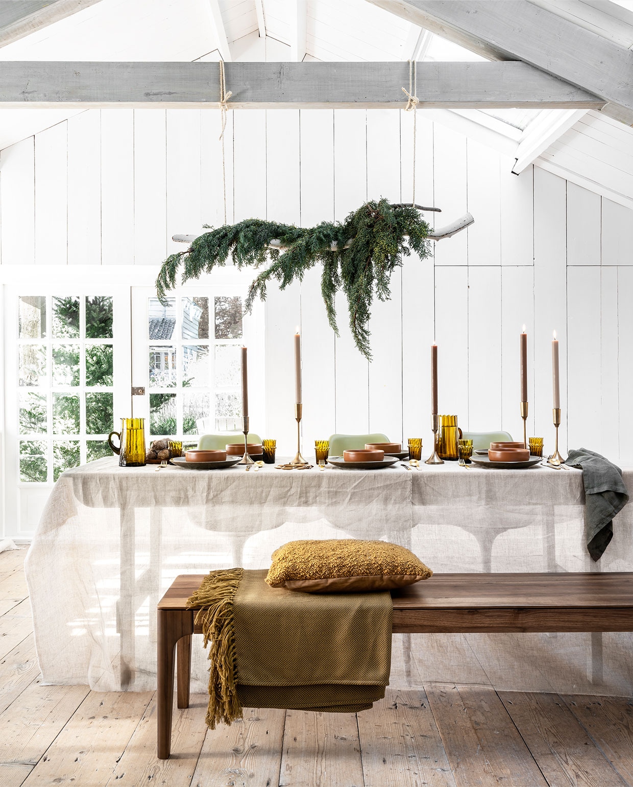 Polyester eetkamerstoelen Tulip, per stuk € 395,-, glazen karaffen Mosterd Wave, per stuk € 39,-, glazen Mosterd Wave, per stuk € 6,50 (householdhardware.nl). Walnoothouten eetkamerbank Rikke van Sav &amp; Økse € 685,- (demachinekamer.nl). Plaid Exotan € 69,- (vtwonen.nl). Bouclé kussen € 22,95 (karwei.nl). Messing kandelaar small, per stuk € 19,95, messing kandelaar medium, per stuk € 21,50 (weldaad.com). Dinerborden Nara, per stuk € 8,95, schalen Alva, per stuk € 3,75, bestek Noma, per set € 39,95, dinerkaarsen, per stuk € 3,95 (loods5.nl). Linnen doek, per meter € 20,- (karteris.nl).Overig privébezit. JA | vtwonen 12-2021 | styling Moniek Visser | fotografie Stan Koolen | assistentie Sanne Kiesling