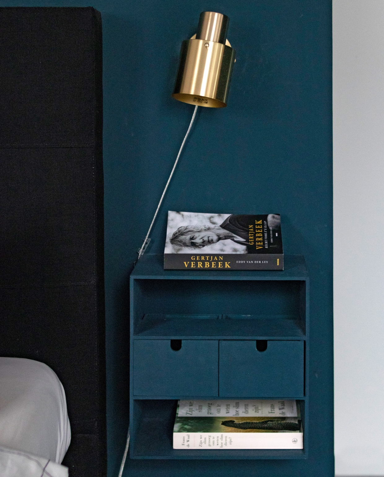 Muurverf Haags blauw van Gamma, meegeverfde ladekast Moppe van Ikea, wandlamp Westwing, bed Van Gils. vtwonen 11-2022 | productie CocoFeatures | fotografie Anne de Haan