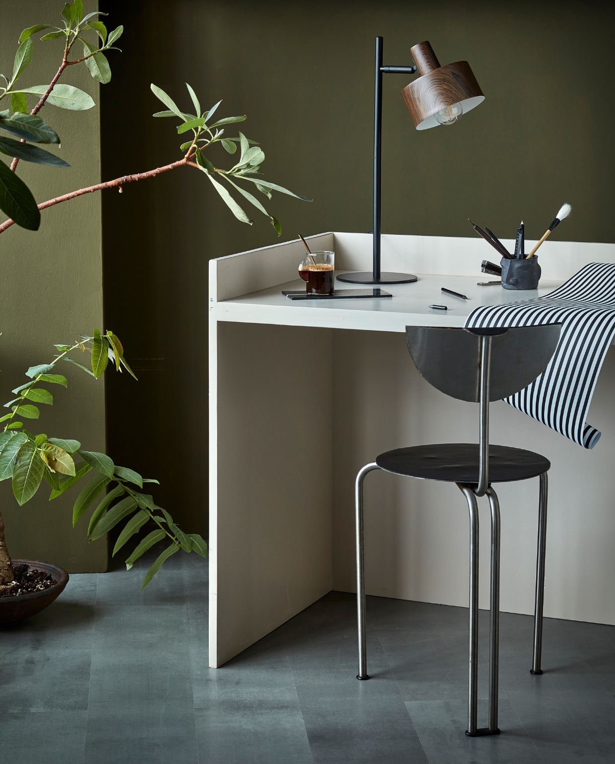 Laminaatvloer Grit, lamel 128,6×19,4×0,8 cm zonder groef, 8 lamellen per pak voor 2 m², per m² € 23,99. Muurverf kleur Camouflage, per liter € 23,99. Bruine metalen tafellamp Woody exclusief lichtbron, 16x30x51 cm (hxbxd) € 79,99. Bureau DIY-ontwerp, kijk voor de werkbeschrijving op vtwonen.nl/diy/ vtwonen 12-2022 | productie Tanja Saarberg | styling Sanne Ketelaar | fotografie Peggy Janssen