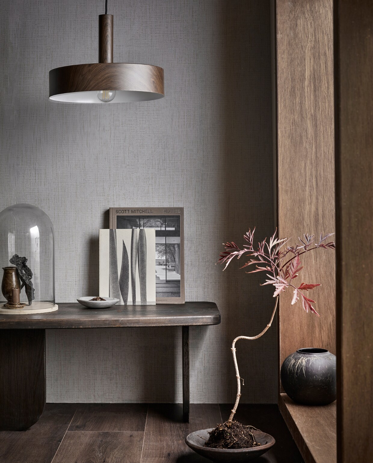 EVC-vloer Rye inclusief ondervloer, lamel 129×24,6 cm, 8 lamellen per pak voor ± 2,54 m², per m² € 45,99. Behang op rol Linnen Gold, 53 cm x 10 m (bxl), per rol € 30,49. Bruine metalen hanglamp Woody exclusief lichtbron, 35×8 cm (Øxh) € 99,-, 27×8 cm (Øxh) € 79,99. Tafel DIY-ontwerp, kijk voor de werkbeschrijving op vtwonen.nl/diy/ vtwonen 12-2022 | productie Tanja Saarberg | styling Sanne Ketelaar | fotografie Peggy Janssen