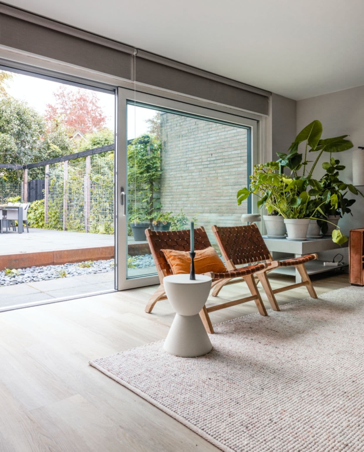 Verf muren Urban Taupe Flexa. Verf plantentafel Urban Taupe Flexa, met vtwonen tegels by Douglas &amp; Jones: Composite Muretto Black Antracite 30×30 cm Douglas &amp; Jones. Behang uit de collectie Canvas 313510 Eijffinger. Elektrische rolgordijnen Woninginrichting-Aanhuis.nl. Pvc-vloer met lichte houtlook Woninginrichting-Aanhuis.nl. Tweedelige schuifpui, binnen wit (Ral 9010) en buiten zwart (Ral 9005), triple isolatieglas in de schuifpui, sterk isolerende Energie Kozijn Hefschuifpui Select Windows. Vloerkleed Blackland, fauteuils Calixta Eijerkamp. Kruk van Kartell, zwarte kandelaars vtwonen. Wandlamp Amsterdam It’s about RoMi. Oranje van HKliving vtwonen. Weer verliefd op je huis aflevering 9 seizoen 17 | styling Fietje Bruijn | fotografie Sonja Velda