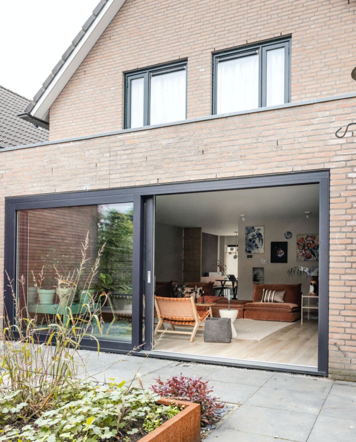 Verf muren Urban Taupe Flexa. Elektrische rolgordijnen Woninginrichting-Aanhuis.nl. Pvc-vloer met lichte houtlook Woninginrichting-Aanhuis.nl. Tweedelige schuifpui, binnen wit (Ral 9010) en buiten zwart (Ral 9005), triple isolatieglas in de schuifpui, sterk isolerende Energie Kozijn Hefschuifpui Select Windows. Bank Pien Eijerkamp. Kunstwerk (boven de bank) Toshy. Vloerkleed Blackland, fauteuils Calixta Eijerkamp. Kussen met bloemenprint van HKliving, bloemenkussen van HKliving, blauw kussen van Kaat Amsterdam, rechthoekig kussen met strepen, katoenen plaid van Malagoon vtwonen. Weer verliefd op je huis aflevering 9 seizoen 17 | styling Fietje Bruijn | fotografie Sonja Velda