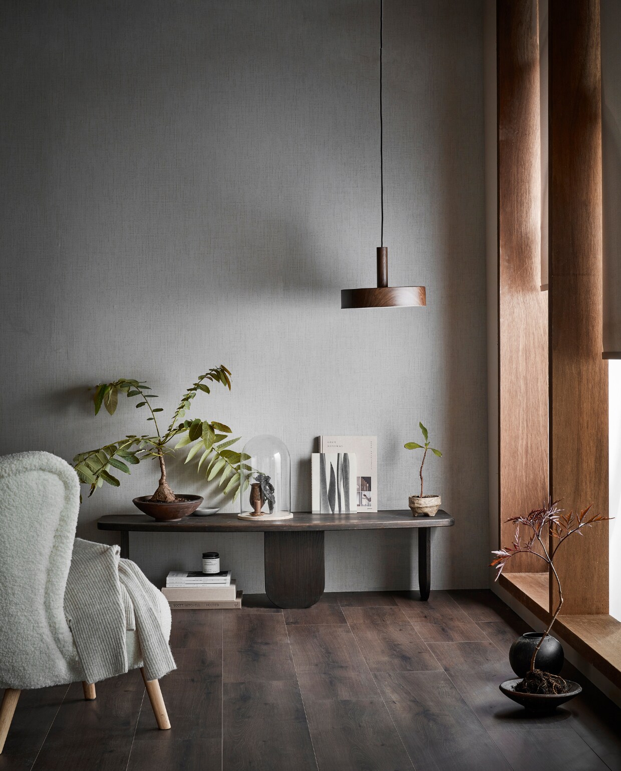 EVC-vloer Rye inclusief ondervloer, lamel 129×24,6 cm, 8 lamellen per pak voor ± 2,54 m², per m² € 45,99. Behang Linnen Gold, 53 cm x 10 m (bxl), per rol € 30,49. Muurverf kleur Flax, per liter € 23,99. Bruine metalen hanglamp Woody exclusief lichtbron, 35×8 cm (Øxh) € 99,-, 27×8 cm (Øxh) € 79,99. Tafel DIY-ontwerp, kijk voor de werkbeschrijving op vtwonen.nl/diy/ vtwonen 12-2022 | productie Tanja Saarberg | styling Sanne Ketelaar | fotografie Peggy Janssen