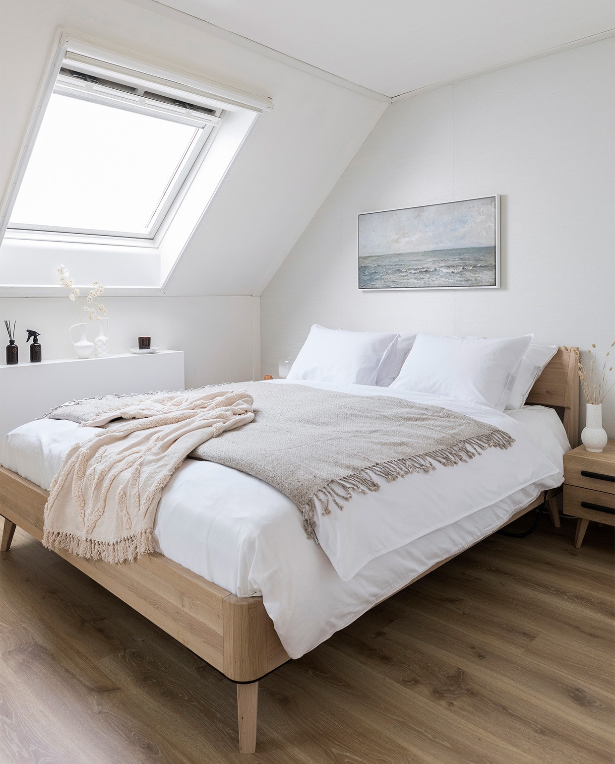 Behang Natural Wallcoverings I 322630, per rol € 145,- (eijffinger.com). Kast opgeknapt prijs op aanvraag (remmers-design.nl), geverfd met Flexa Creations muurverf RAL 9010 (flexa.nl). Lijm latten prijs op aanvraag (soudal.com). Kunstwerk Portret van Emma Jane Hodges door Charles Howard Hodges € 133,-, kunstwerk Zeegezicht van Charles-François Daubigny € 226,- (werkaandemuur.nl). Bedframe Balance Tender € 1290,-, nachtkast € 350,-, lattenbodem € 438,-, matras € 599,-, molton € 18,95, hoeslaken € 14,95, dekbed € 129,-, hoofdkussens, per stuk € 119,-, dekbedovertrek Royal Marrakesh € 89,95, naturel plaid Lapland van Kaat Amsterdam € 109,95, plaid Regan van Kaat Amsterdam € 79,95, geurkaars € 14,95, geurstokjes € 14,95, interieurspray € 14,95 (swisssense.nl). Tafellamp van Zuiver € 99,-, witte vaasjes van HKliving, set van 4 € 129,95, bordje in schelpvorm van HKliving € 11,65 (vtwonen.nl). Spiegel € 359,-, driehoekig bordje € 7,95 (hkliving.nl). Overig privébezit. JA | vtwonen weer verliefd op je huis, seizoen 14 aflevering 7 | styling Marianne Luning | fotografie Barbara Kieboom