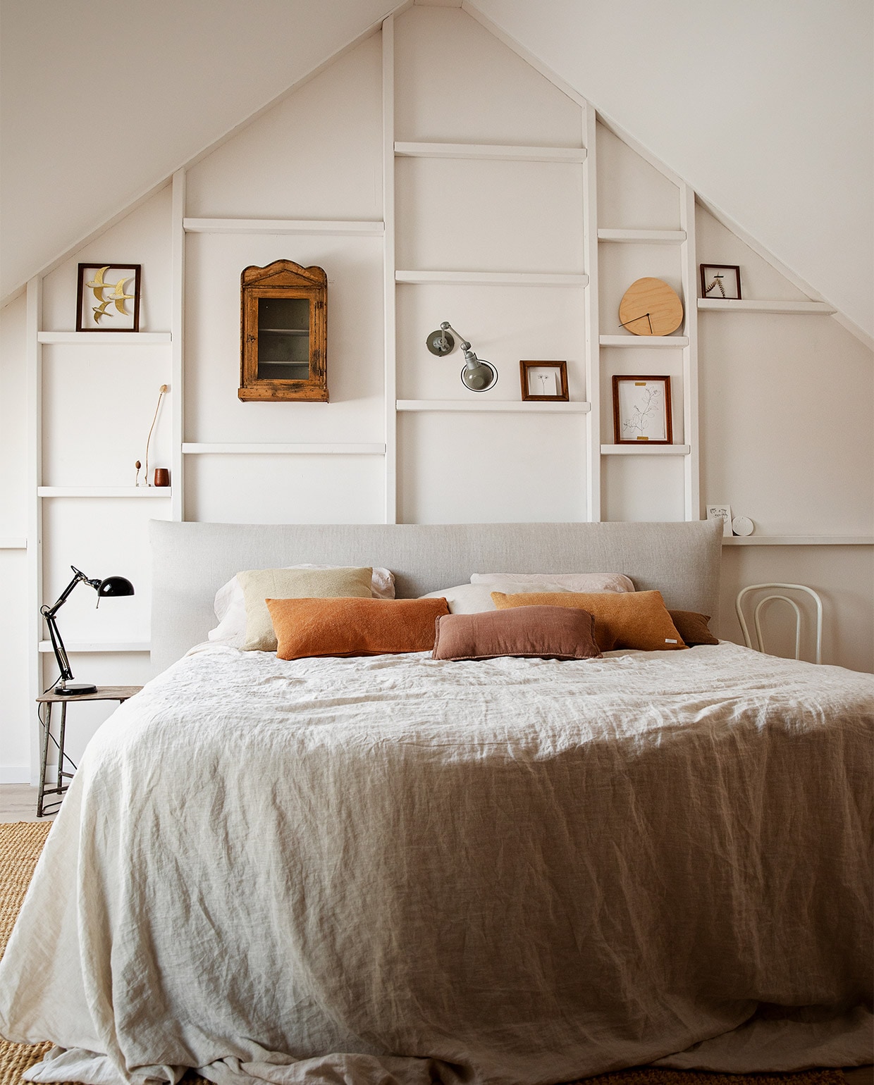 Hangkastje via @flowerchild.arnhem, klok Ikea, wandlamp House Doctor, kussens Bij Emma Thuis, bedlinnen Zara Home, lijsten, krukje en stoel kringloopwinkel, bureaulamp Ikea, gouden vogels Powders &amp; Hazel, print Maartje van den Noort, vakken op de muur zelfgemaakt, overig via familie en kringloopwinkels. vtwonen 09-2022 | styling Ilona Jongepier  | fotografie Dana van Leeuwen