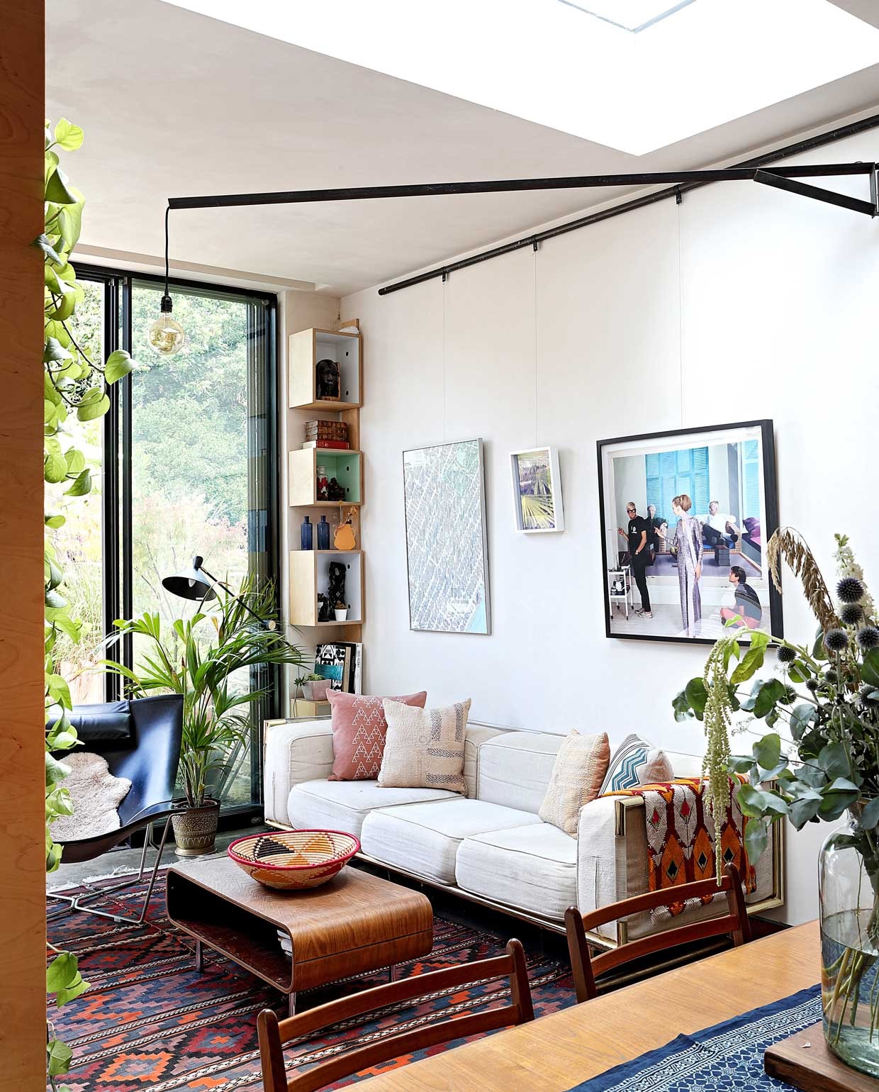 De Harrods-bank was van Mallika’s ouders, kussens Ferm Living, H&amp;M en zelfgemaakt. Antieke Pakistaanse lap. Tafel gekregen, mand HomeSense, kleed en zwarte David Weeks fauteuil kringloop. Schilderij-ophangsysteem eigen ontwerp. Art print van Cecil Beaton. NEE | vtwonen binnenkijken special 03-2020 | styling: someday studio | fotografie: Elsa Young/bureaux