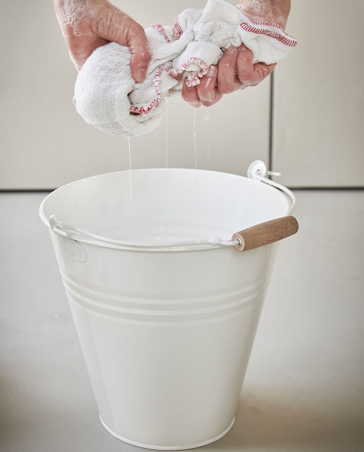 Emmer – zink – offwhite – 10 L – € 9,95 (Dille &amp; Kamille), bio zand ruit vaatdoek – €2,95 – (Dille &amp; Kamille), JA (schoonmaakartikelen) | styling Studio Marit Saladini | fotografie Peggy Janssen | stylingassistentie Paolo Roseti