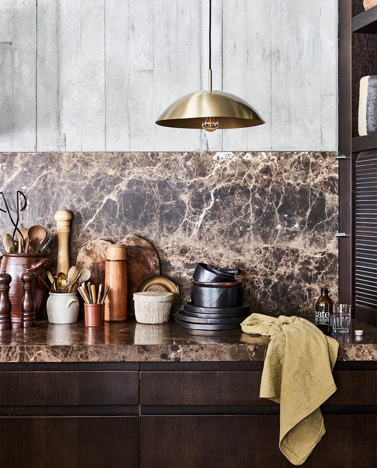 Hanglamp uit de vtwonen collectie, beschikbaar via karwei. Overig privébezit. JA | vtwonen 11-2021 | styling Marlies Does | fotografie Bart Brussee | productie Tanja Saarberg