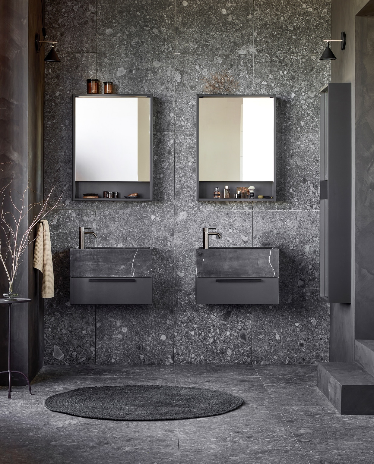 vtwonen collectie. Spiegelkasten Handy Beauty in zwart, per stuk € 774,-. Wastafel Wide in zwart marmer vanaf € 1742,-. ­Onderkast Tidy, 1 lade vanaf € 623,-. Spiegelkolomkast Handy Beauty Long € 762. Vloer- en ­wandtegels Composite Black Antracite, 60×60 cm, per m2 € 70,-. JA | vtwonen catalogus 10-2022 | styling Kim van Rossenberg  | fotografie Sjoerd Eickmans | productie Tanja Saarberg