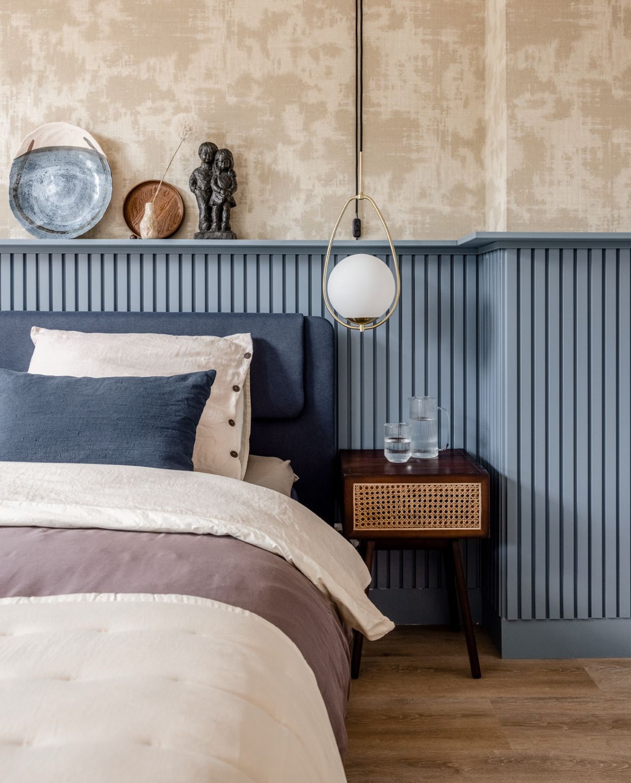 Verf lambrisering Denim Drift (Flexa). Lambrisering gemaakt van wandpanelen Orac Decor, spuitwerk Voordelig Latex Spuiten, Behang Canvas 313520 (Eijffinger). Plafondspots Lightinova. Hanglampen amelie van Vestbjerg vtwonen. DIY kabels gemaakt van een trekontlaster, zwarte stekker, stalen vogelrol, snoer schakelaar Hornbach. Bed, Taupe dekbedovertrek Coco, Naturel dekbedovertrek Nikko, Taupe hoeslaken Jersey, Sprei Ruth, (beterbed.nl. Blauwe linnen kussens indigo (By Mölle). Nachtkastje, Beige poef (H&M). Wandbureau, Beige vloerkleed, Marmeren spiegel (Nordal). Tafellamp Torso van Menu (Eijerkamp). Waterkan, Waterglas (Zara Home) Op de lambrisering: Roestvrijstalen beeld (H&M). Donkerbruin dienblad (vtwonen). Kleine vaas van Ferm Living (Eijerkamp)., Overig privébezit vtwonen Weer verliefd op je huis seizoen 17 aflevering 4 | styling Liza Wassenaar | fotografie Sonja Velda