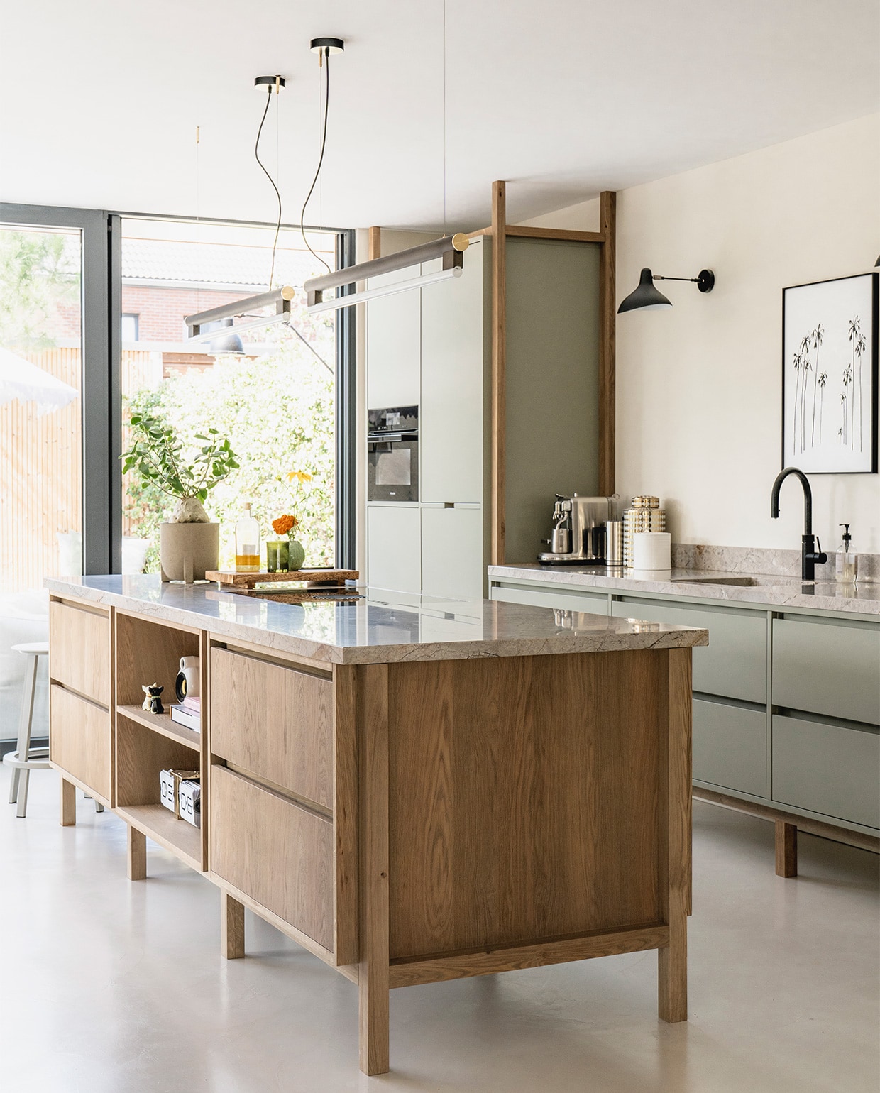 Keuken maatwerk van Maek Meubels. Kraan Quooker.Lampen boven kookeiland Frama, boven aanrecht DCW Editions. Accessoires via The Garden Store. vtwonen 08-2021 | fotografie Muk van Lil