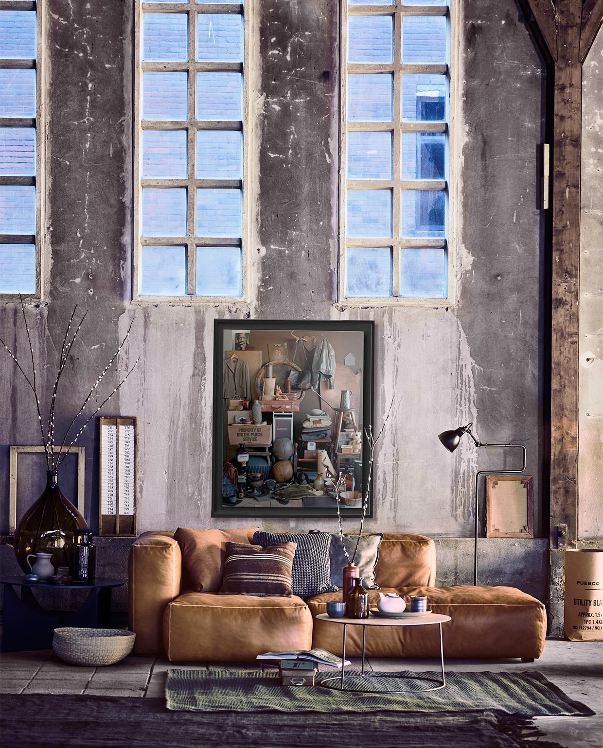 Leren bank Soft Sofa van Hay, salontafel met houtlook , zwarte lamp van Grasse, kussen van Hay, grijze glazen pot met kurken deksel (Homestede). Grijze tafel (Friday Next). Leren kussens (Pols Potten). Grijs vloerkleed van You You, gestreept kelim kussen (Six and Sons). Zwart kleed, bruine flesvaas (Raw Materials). vtwonen 03-2016 | styling Cleo Scheulderman | fotografie Jeroen van der Spek