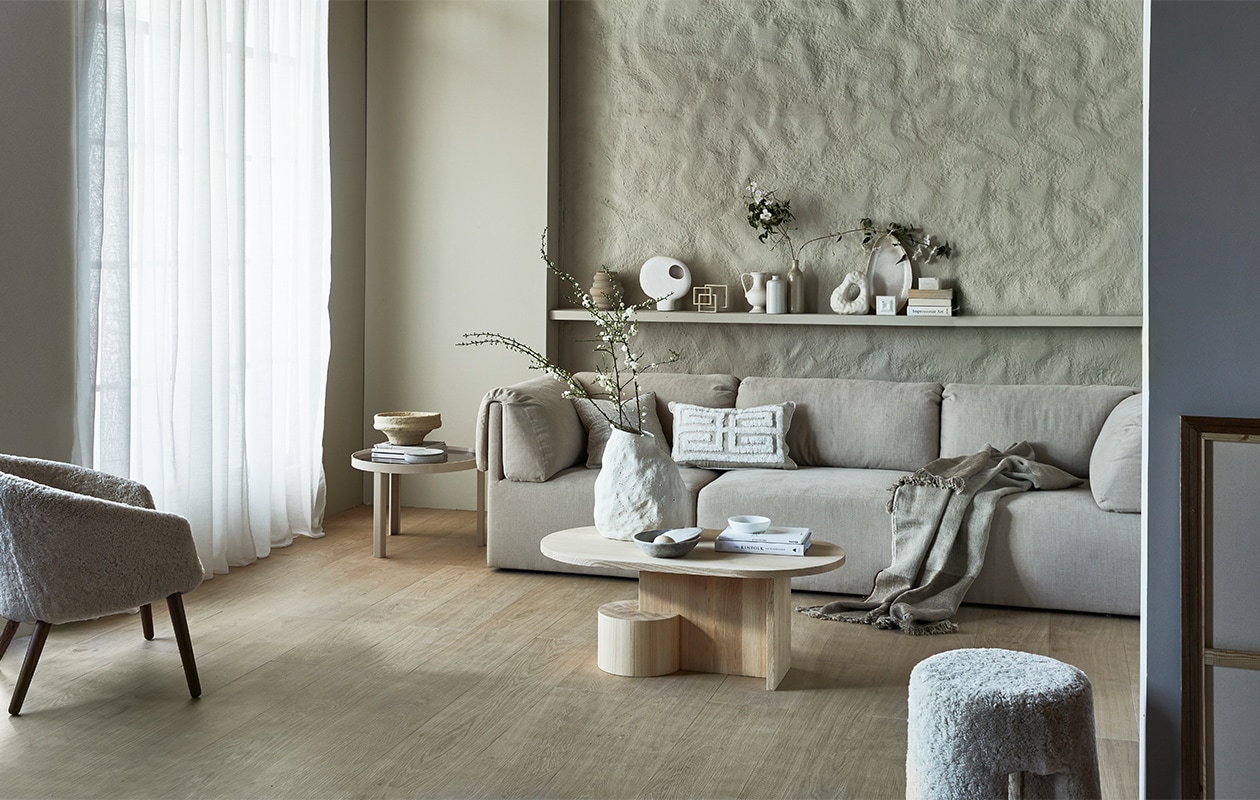 M.m.v. karwei.nl (muurverf Warm Grey van vtwonen), vtwonen.nl (vloertegels Blancs Naturel van vtwonen, salontafel Insert van Ferm Living, vaas Vulca van Ferm Living, bijzettafel Cedric van Fest Amsterdam, boekensteun van Hay, zandkleurige geribbelde vaas Bloomingville, witte pot met deksel van Broste Copenhagen), nordicnew.nl (bank van Gubi), designtales.nl (fauteuil en poef van Fredericia), luxurybynature.nl (kussens, vaas met rond gat), studio-yen.com (sculptuur van vierkanten), weldaad.com (marmeren schalen en papier-maché schaal), couleurlocale.eu (plaid), hm.com (schaal op plank), neeflouis.nl (vintage flesvazen). JA | vtwonen 07-2021 | styling Cleo Scheulderman | fotografie Jeroen van der Spek