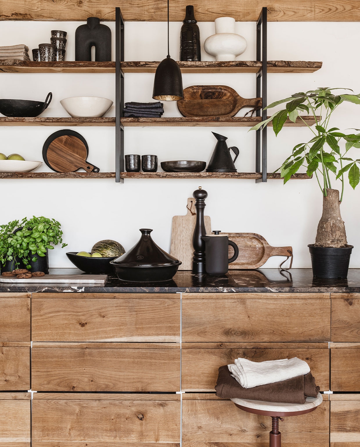 Van boven naar beneden en van links naar rechts: linnen theedoeken Flax, per stuk € 15,- (bymolle.nl). Mokjes Mud, per stuk € 6,75 (hkliving.nl). Zwarte vaas € 55,95, zwarte hoge vaas € 20,95, witte vaas € 68,95 (loftloft.nl). Oude metalen schaal € 39,95 (hetkabinet.nl). Witte schaal € 69,95 (loftloft.nl). Zwarte theedoeken, per stuk € 4,- (hema.nl). Mangohouten plank € 29,95 (hetkabinet.nl). Witte schaal € 75,95 (loftloft.nl). Zwarte ronde serveerplank €19,95 (hetkabinet.nl). Bruine serveerplank van Bowls and Dishes € 14,55 (vtwonen.be). Zwarte schaal Chief Ceramics € 17,60 (hkliving.nl). Oude oliekan € 24,95, metalen potjes € 30,25 (hetkabinet.nl). Diverse kruidenplanten (jumbo.nl). Zwarte schaal € 78,95 (loftloft.nl). Donkerbruine tajine Emile Henry € 68,95, pepermolen Peugeot Paris chocolat € 56,95, cafetière Stelton Theo € 69,95 (vtwonen.be). Plant (intratuin). Metalen kruk Denver van New Routz (vtwonen.nl). Bruine linnen doek 160×260 € 129,-, linnen servet Sea Shell, per stuk € 11,50 (bymolle.com). Overig privébezit. vtwonen 03-2022 | styling Moniek Visser | fotografie Denise Pronk| styling assistent Sanne Kiesling