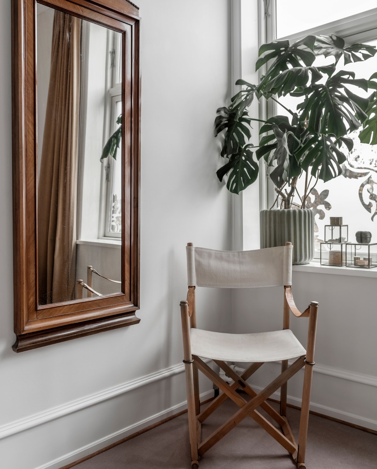 Vintage spiegel ooit van Line’s grootmoeder, vouwstoel van Mogens Koch, groene plantenpot en glazen kubussen van de Deense interieurwinkel Notre Dame. NEE | vtwonen 11-2022 | Productie Global Image | Fotografie Peter Kragballen