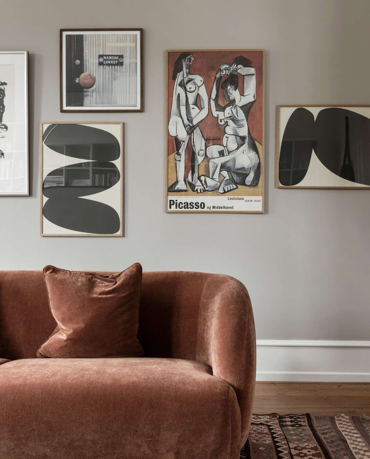 Bank Paula van Sofacompany, vintage kelim jaren geleden gekocht. Kunst met de klok mee: foto van fotograaf Pernille Enoch, poster Picasso gekocht bij Louisiana Museum of Modern Art, twee grafische werken van Nina Bruun voor Paper Collective. vtwonen 11-2022 | Productie Global Image | Fotografie Peter Kragballen