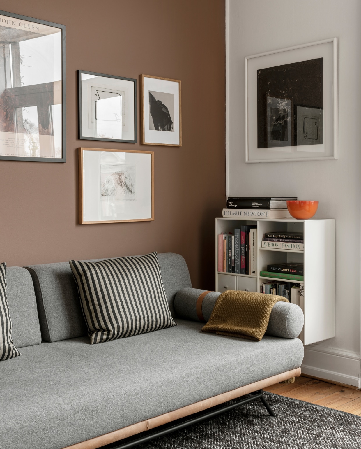Daybed REM van Sofacompany, boekenkast Montana, erboven een ingelijste tekening op zijde, cadeau gekregen. Kunst aan de muur, met de klok mee: poster van kunstwerk John Olsen, tekening van Ida Mortensen, poster maker onbekend, tekening van Birgitte Krog. Overig onbekend. vtwonen 11-2022 | productie Global Image | fotografie Peter Kragballen