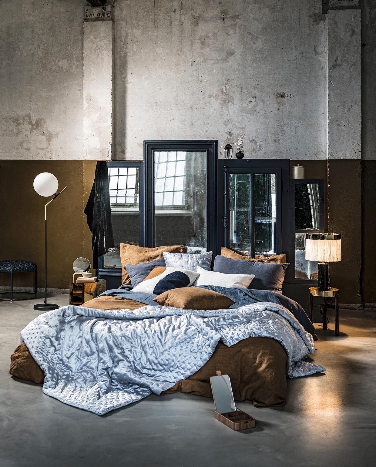 Hoofdbord met oude spiegels erin verwerkt, prijs op aanvraag (com-anders.nl). Vloerlamp met witte bol, Sisi van Lifestyle, 50×151 cm (bxh) € 249,-, spiegel met houten bakje van HK Living € 47,95 (vtwonen.nl). Gouden nachtkastje € 159,- (hay.dk). Zwarte badjas € 99,99, zilverkleurige plaid 230×250 cm € 199,-, zilverkleurig kussen € 35,99 (zarahome.com). Bruin dekbedovertrek vanaf € 139,-, kussenslopen vanaf € 28,-, linnen kussens vanaf € 45,-, blauw laken € 119,- (bymolle.com). Kussen met blauw rondje € 69,- (homestede.nl). Ronde houten tafeltje met gouden blad Twelve van Gallotti&amp;Radice € 1430,-, lamp met witte stoffen kap Orsola van Tato € 1752,-, blauwe poef naast staande lamp € 1554,-(edha-interieur.nl). Ornament kwal € 39,95, blauw vaasje € 19,95,-, wit potje met deksel klein € 17,50, groot € 22,50 (maisonnl.com). Bakje met spiegel op voorgrond € 19,95 (wonenmetlef.nl). vtwonen 02-2019 | styling Liza Wassenaar | fotografie Sjoerd Eickmans