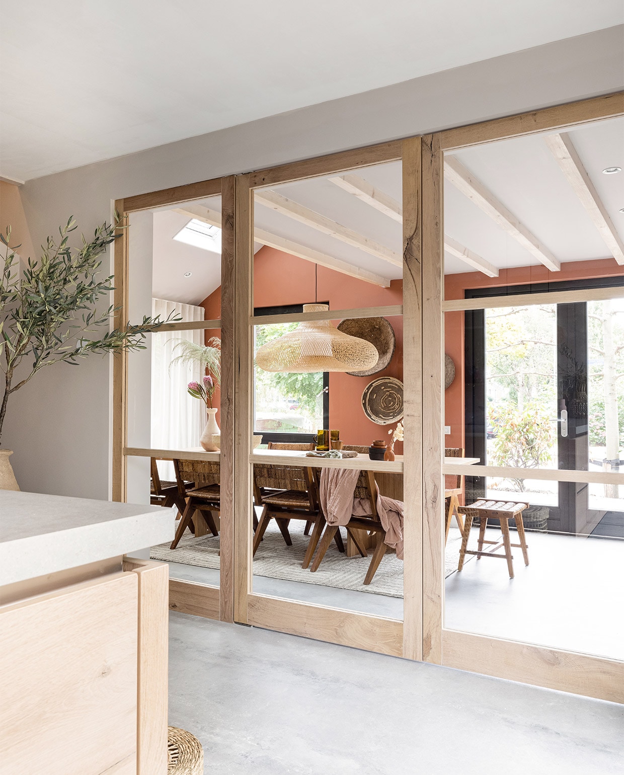Flexa Creations muurverf Urban Taupe en Binti Orient (flexa.nl). Eettafel Androgyne van Menu € 3000,-, eetkamerstoelen Brawny van d-Bodhi, per stuk € 379,-, kruk Caterpillar van d-Bodhi € 199,-, vloerkleed Corbin Beige van Brinker € 1269,-, op tafel ronde schaal van Lightmakers € 37,99, roze tafelkleed over stoel van Urban Nature Culture € 41,95, op kast grote groene vaas, prijs op aanvraag, bruine vaas Sphere Vase van 101 Copenhagen € 59,- plantenpot Sekki van Ferm Living in twee maten € 39,- en € 55,- (eijerkamp.nl). Maatwerk raambekleding, prijs op aanvraag (woninginrichting-aanhuis.nl). Planten, takken en droogbloemen, prijs op aanvraag (plantje.nl). Houten kast € 1799,-, houten dienblad € 36,95, witte hoge vaas met ribbel € 85,- (nordal.eu). Hanglamp May Natural € 1275,- (ayilluminate.com). Witte vaas Tamegroute Natural Vase Gola € 129,-, groene waterglazen € 8,75, groene kan met oor € 29,50, bruine kleine vaas Minimal Vases Terra Set € 8,75 (householdhardware.nl). Bruine kommen Studio Urban € 9,95 (saltandpeppershop.eu). Bruine mok van Serax € 11,15, overige borden, mokken en kommen met witte onderkant van Urban Nature Culture vanaf € 6,80, tafelloper van vtwonen € 34,95 (vtwonen.nl). Groen linnen servet € 9,99 (hm.com). Manden aan de wand Vintage Tonga Basket groot € 139,-, vintage Makenge Basket middel € 125,-, vintage Tonga Basket middel € 125,- (o-live.nl). Overig privébezit. vtwonen weer verliefd op je huis | seizoen 15, aflevering 7 |   styling Liza Wassenaar | fotografie Sonja Velda