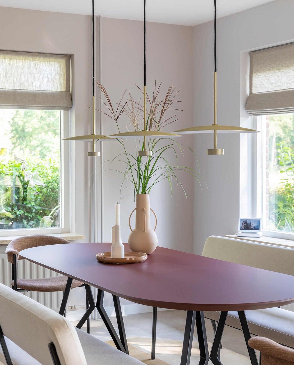 Flexa Creations muurverf Urban Taupe, op de muur bij dubbel raam Steady Pebble (flexa.nl). Eetkamerbank Coode van Studio Henk vanaf € 800,-, eettafel Butterfly van Studio Henk € 2375,-, eetkamerstoel River van Bodilson, per stuk € 329,-, elementenbank Faith van Eijerkamp Collectie € 2999,-, kussens vanaf € 42,95, bijzettafel Place van Ferm Living (eijerkamp.nl). Vloerkleed Harmony € 670,- (zuiver.com). Hanglampen Disc Cashmere bij keuken, per stuk € 154,- (fermliving.com). Hanglamp Reflection boven tafel € 380,- (bolia.com). Vloerlamp Jupiter van vtwonen € 205,-, lamp Monkey Outdoor Resin aan touw van Seletti € 340,- (vtwonen.nl). Op eettafel stoneware dienblad van Bloomingville € 25,90, witte kandelaar Falda van Bolia € 22,-, vazen Roman Brown van Pols Potten, set van 3 € 199,50 (vtwonen.nl). Zwartstalen stompe deur Blaak, prijs op aanvraag (gewoongers.nl). Fotolijsten Frame, per stuk € 54,95 (moebe.dk). Overig privébezit. vtwonen weer verliefd op je huis | styling Frans Uyterlinde | fotografie Margriet Hoekstra